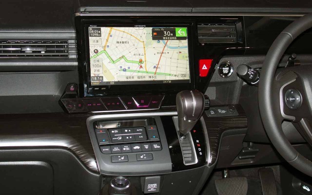 ステップワゴンに装着された新型サイバーナビの車種専用10型モデル