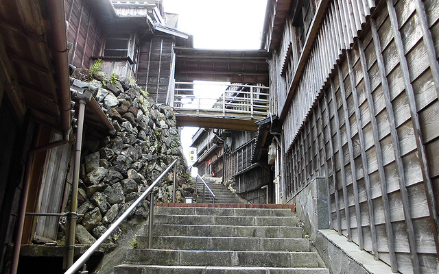伊勢神宮、内宮と外宮を結ぶ旧街道・古市参宮街道を歩く。江戸時代のにぎわいを感じる猿田彦神社や麻吉旅館へ（AIR & BUS成田発伊勢行きツアー）