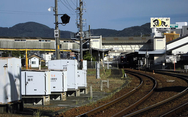 桜新道踏切でレンタサイクルを降り、伊勢市駅などを眺める（AIR & BUS成田発伊勢行きツアー）