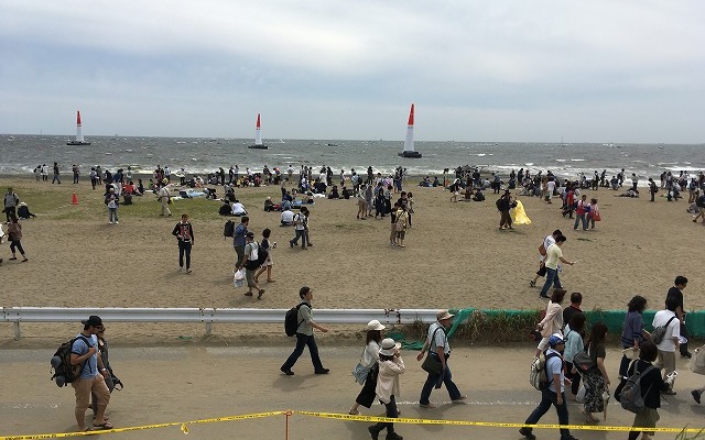 唐突に中止が発表され、観客が帰りだした。