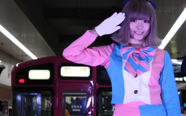ラッピング列車「SEIBU KPP TRAIN」の出発セレモニーに登場した、車掌姿のきゃりーぱみゅぱみゅさん。「KPP TRAIN」は9月まで運転される。