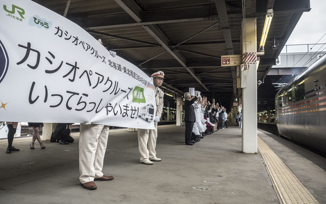 4番ホームの苗穂方で掲げられた横断幕。事前にほとんど知らされなかったようで、人影はまばらだった。