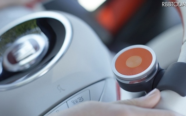 運転中、画面を見ることなくスマホ操作を可能にしてくれるデバイス「O6」