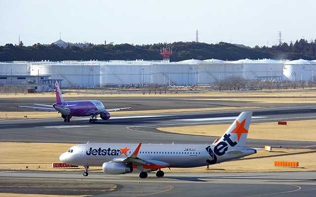 成田空港を離陸するLCCのA320たち