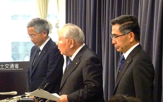 燃費不正問題でCEOを辞退するスズキ鈴木修会長（中央）
