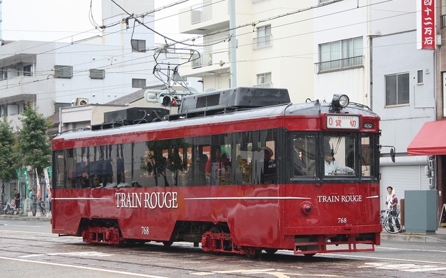 広電の新しいイベント電車「TRAIN ROUGE」。7月から営業運転を開始する。