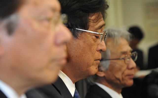 報酬を返上する益子治会長（中央）、引責辞任する相川哲郎社長（手前）、中尾龍吾副社長（奥）、（18日・国交省）