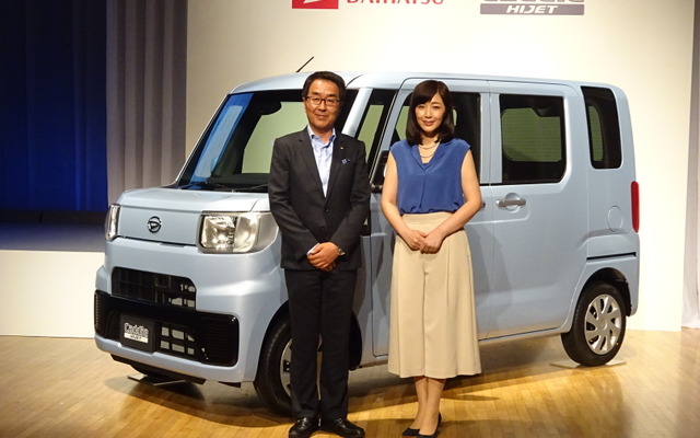 新型軽自動車の発表会に出席した、ダイハツ工業の上田亨上級執行役員（左）と女優の菊池桃子さん