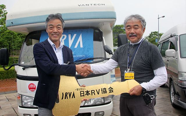 贈呈式 九州自然学校協議会 山口代表（右）と日本RV協会 増田会長（左）