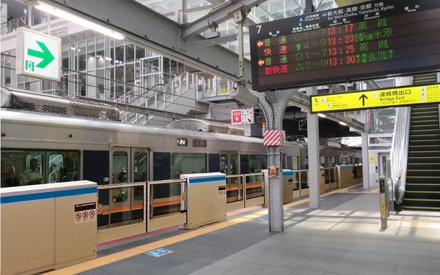 大阪駅6・7番線ホームに設置されるホームドアのイメージ。来春にも使用を開始する予定。