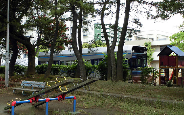 千葉市美浜区の真砂第2公園から見える「チューリップ保育園」の千葉モノレール1000形