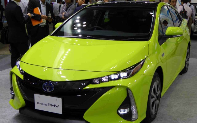 ボディ色は「サーモテクトライムグリーン」を纏った新型「プリウスPHV」日本仕様