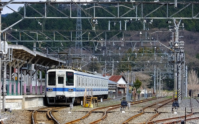 850系3連が止まる葛生駅