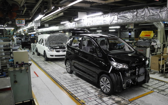 三菱自動車 水島製作所で生産される軽自動車eKカスタム（右）