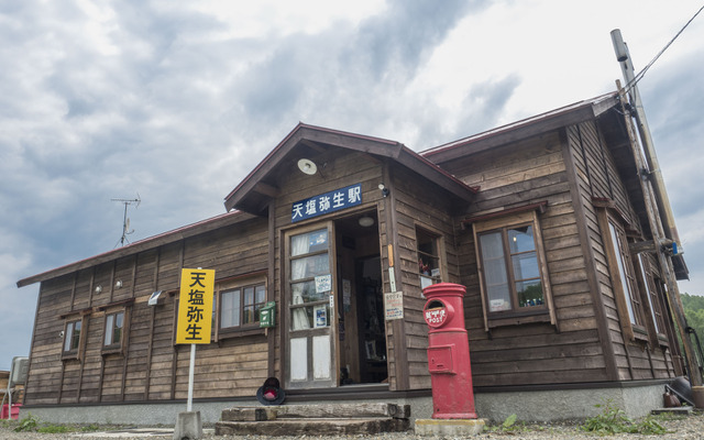 北海道の木造駅舎のテイストをふんだんに盛り込んだ「天塩弥生駅」の建物。