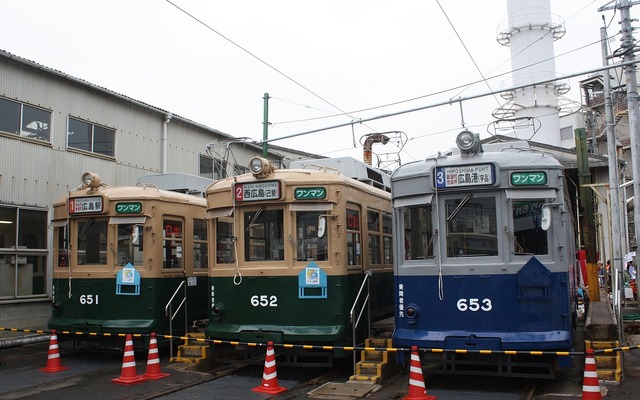 いわゆる「被爆電車」の650形。1945年当時の塗装に戻された653号（右）が特別運行プロジェクトで使用される。