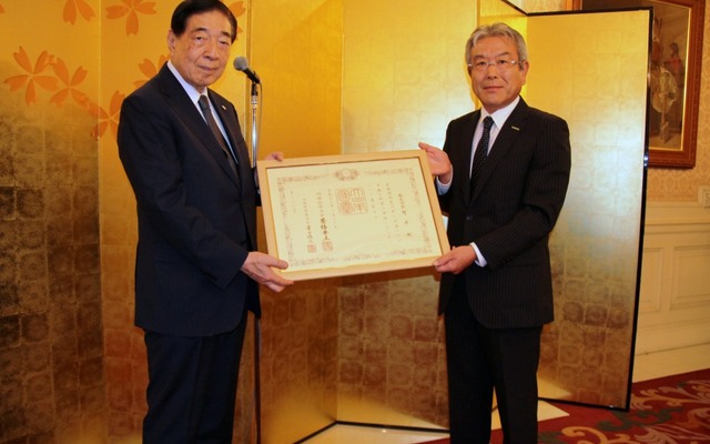 日本赤十字社 近衞社長（左）とヤナセ 折原代表取締役専務執行役員