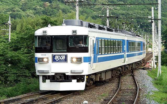 列車が来ると上がる遮断機! 天災でも鉄道の責任重大