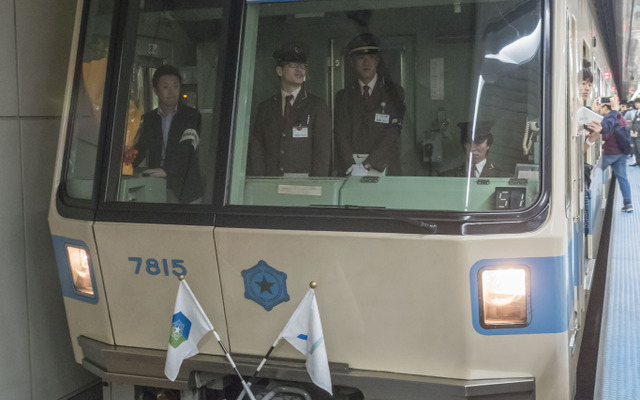 7000形で最後まで残った715号編成の福住方先頭車7815号。窓には「ありがとう7000形」の幕が付けられた。