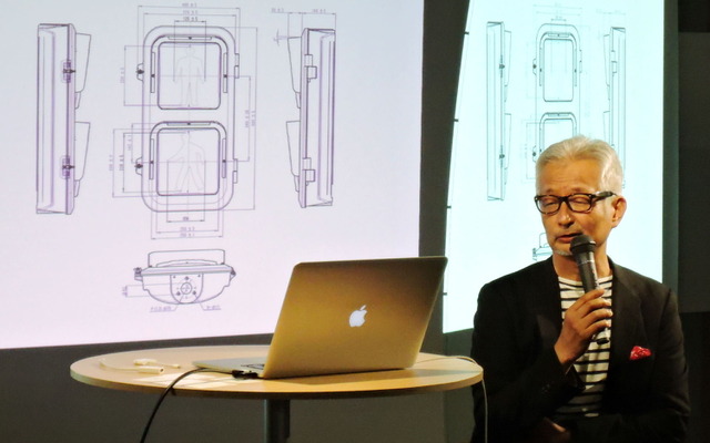 秋田氏の講演。スクリーンに映るのは歩行者用信号機の図面