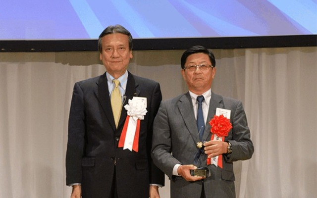 授賞式の様子（左：ダイハツ工業／三井 正則社長、右：富士通テン／山中 明社長）