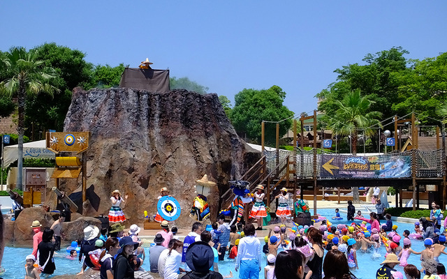 鈴鹿サーキットに隣接する遊園地「モートピア」。鈴鹿サーキットのキャラ「コチラファミリー」の「アクアマウンテン もっと スプラッシュパーティー」はステージも観客もびしょ濡れ大盛り上がり