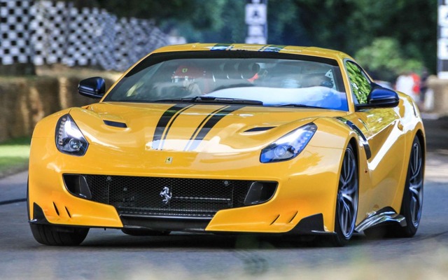 フェラーリ F12 tdf