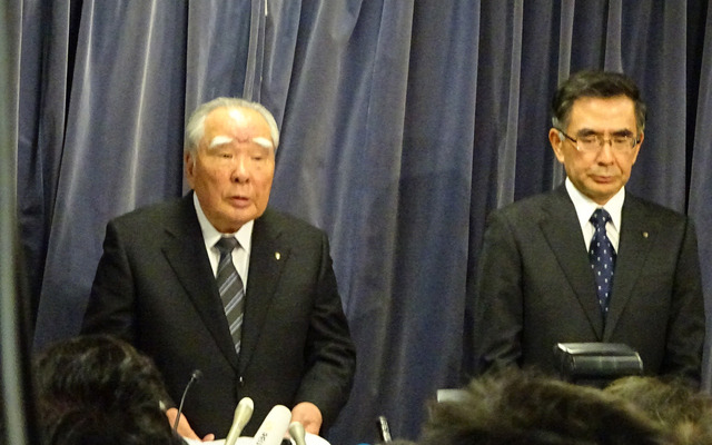 18日、国交省で会見したスズキの鈴木修会長、鈴木俊宏社長