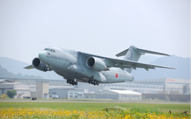 川崎重工、C-2 輸送機の量産初号機を航空自衛隊に納入