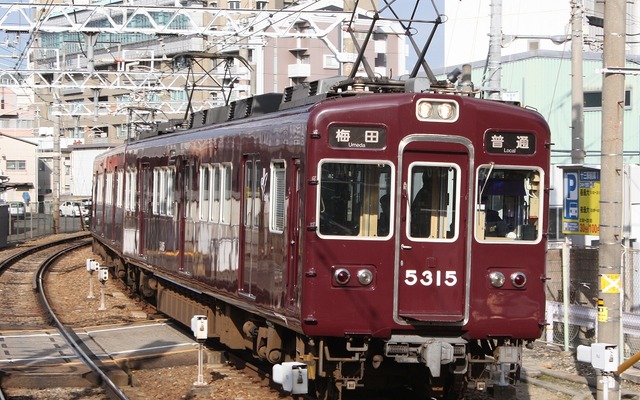 阪急電鉄や阪神電鉄など4社は磁気式の「スルKAN」対応カード終了後も共通利用を継続する。写真は阪急電鉄。