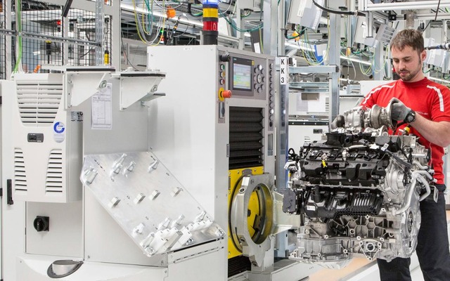 ポルシェ、新エンジン工場を稼働…新型 パナメーラ 用V8生産
