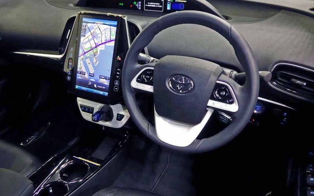 新型 プリウスPHV の運転席周り。中央には11.6インチ大型モニターが据えられた