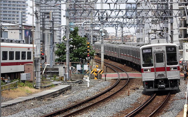 30パーミルを超える勾配の谷間にある伊勢崎線第2号踏切（桜橋通り）。浅草行き普通電車がとうきょうスカイツリー駅へと駆け上がる