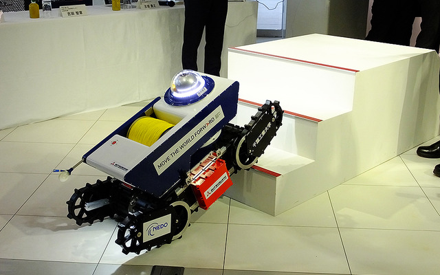 三菱重工業と千葉工業大学が共同発表した国内初 防爆性能を備えた遠隔操縦式の移動ロボット「桜II号（防爆仕様）」（7月12日、東京・品川 三菱重工業本社にて）
