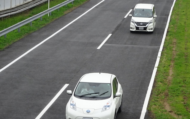 日産　プロパイロット搭載車（後方）の追従走行