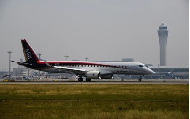 中部国際空港に到着したMRJ