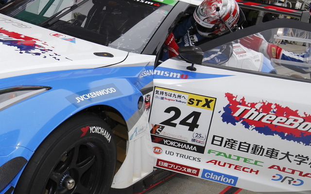 S耐の参戦マシンには「気持ちは九州へ。」のステッカーが貼られている。