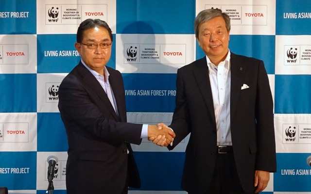トヨタの根本環境部長（向かって左）とWWFジャパンの筒井隆司事務局長