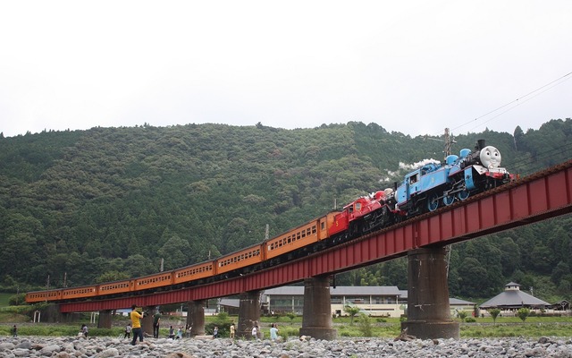 「トーマス」「ジェームス」重連の特別列車。大井川鐵道での「きかんしゃトーマス」運転イベントは今年で3年目を迎えた。