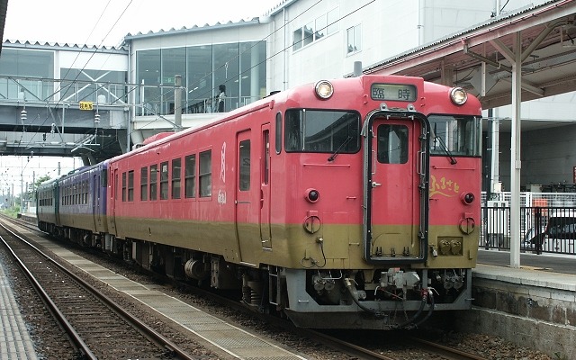 8月で引退するお座敷車両「ふるさと」。キハ40系気動車3両を改造した。