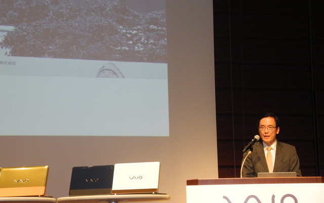 2016年度経営方針を発表するVAIOの大田義実社長