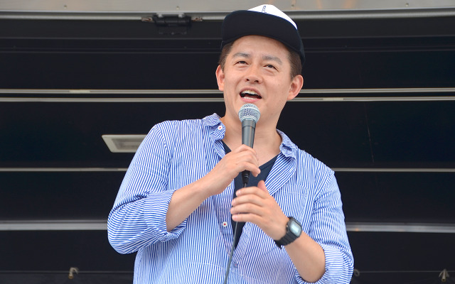 ハーレーダビッドソンジャパンが主催する熊本復興チャリティイベント『Wings over Kumamoto』で爆笑トークを繰り広げた井戸田潤さん。