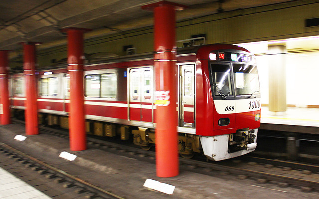 浅草駅に入る京急1000形