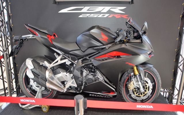 ホンダブースに展示される新型CBR250RR