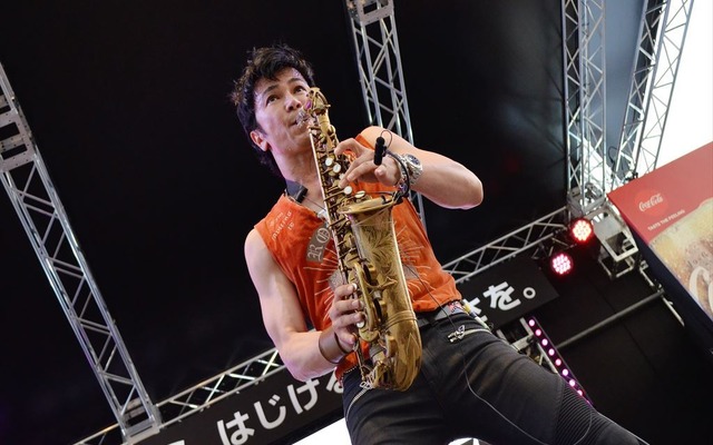 初の鈴鹿8耐で、サックスを演奏する武田真治さん