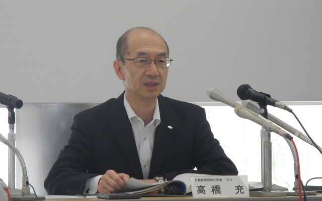 決算会見をする富士重工業の高橋充CFO
