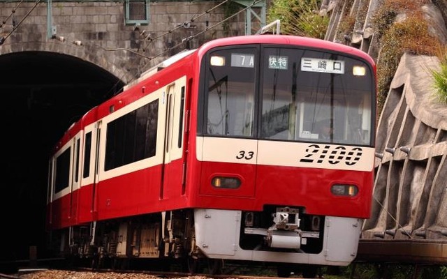 トンネル区間を通過する京急の電車。2017年度から2018年度にかけ、本線（横浜以南）・逗子線・久里浜線のトンネル内でも携帯電話を利用できるようにする。