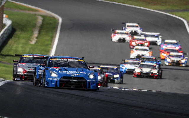#12 GT-R（写真先頭）がポール・トゥ・ウインで夏の富士戦を制す。
