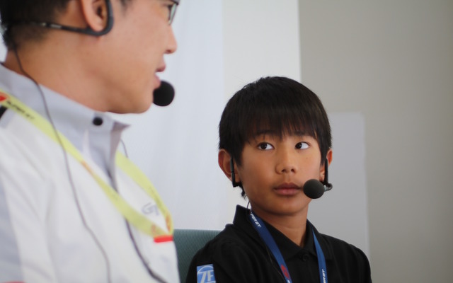 ピエール北川さんと一緒にSUPER GTの場内実況に挑戦した東くん。