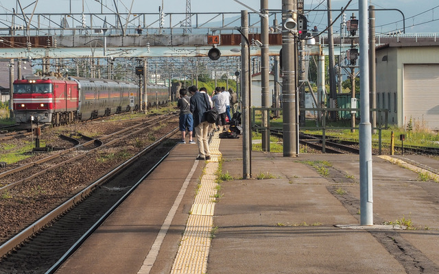 五稜郭駅構内で待ち構えるファンの脇を駆け抜ける下り「カシオペアクルーズ」。